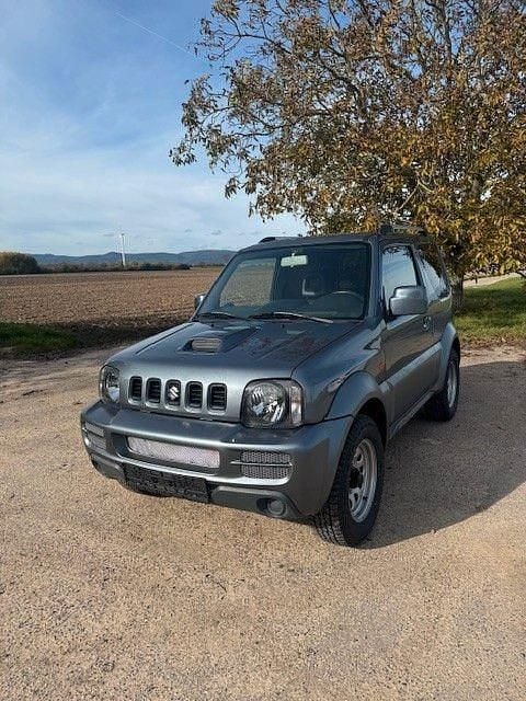 Grau Gebraucht 2009 Suzuki Jimny Style SUV | 14.900 € - Bild 1/4