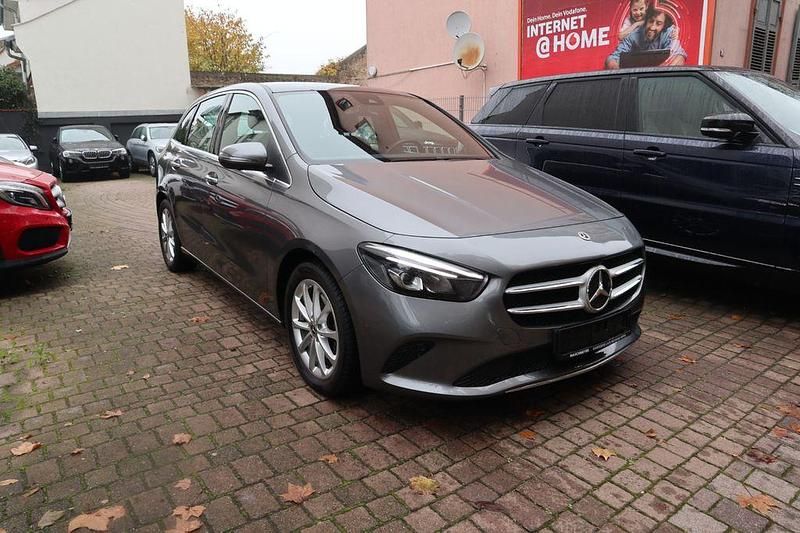 Grau Gebraucht 2019 Mercedes B220 Van / Kleinbus | 24.900 € (Fairer Preis) - Bild 1/4