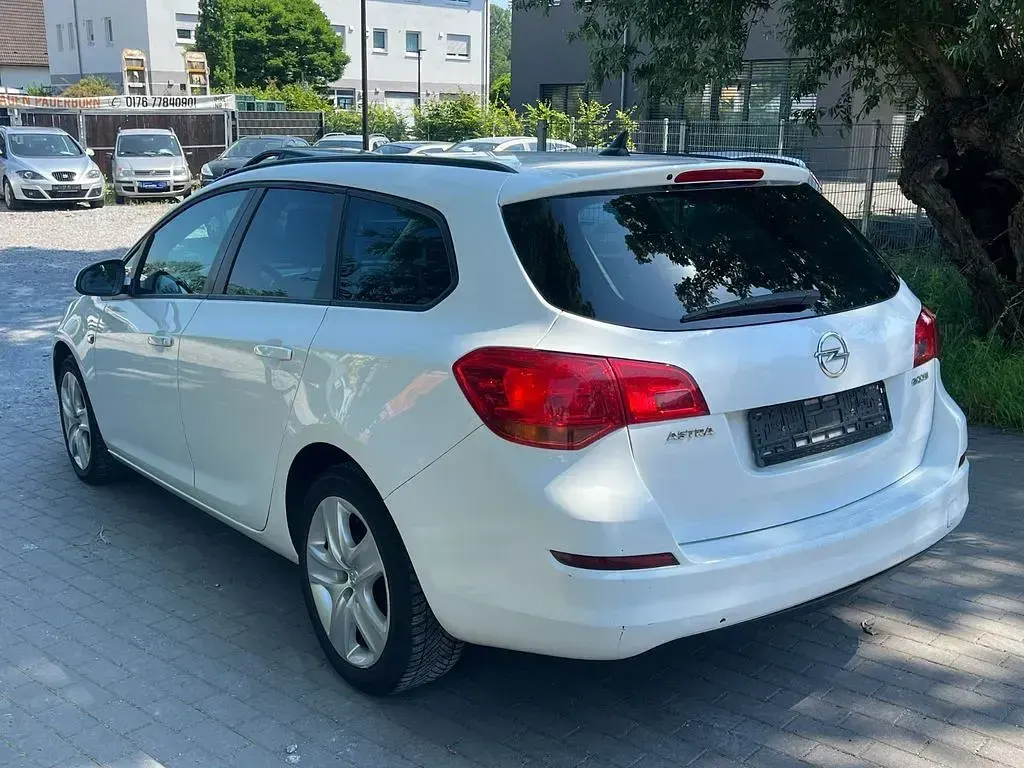 Gebraucht Opel Astra Design Edition 101 PS (74 kW) 2011 Weiß Kombi