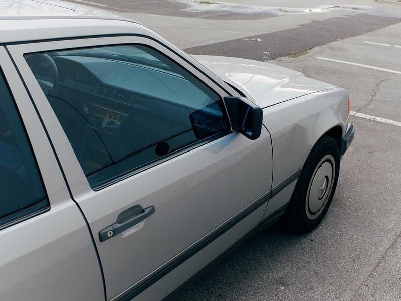 Gebraucht Mercedes E260 160 PS (117 kW) 1987 Silber Limousine