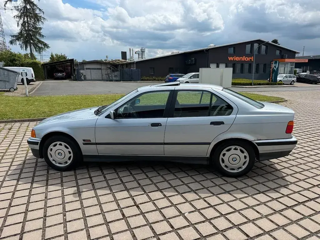 Gebraucht BMW 320 150 PS (110 kW) 1996 Silber Limousine