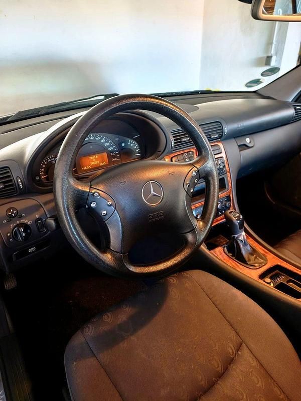 Gebraucht Mercedes C180 122 PS (89 kW) 2001 Blau Kombi