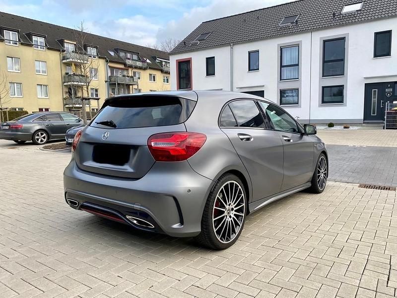 Grau Gebraucht 2018 Mercedes A250 AMG line Limousine | 18.999 € (Guter Preis) - Bild 1/4