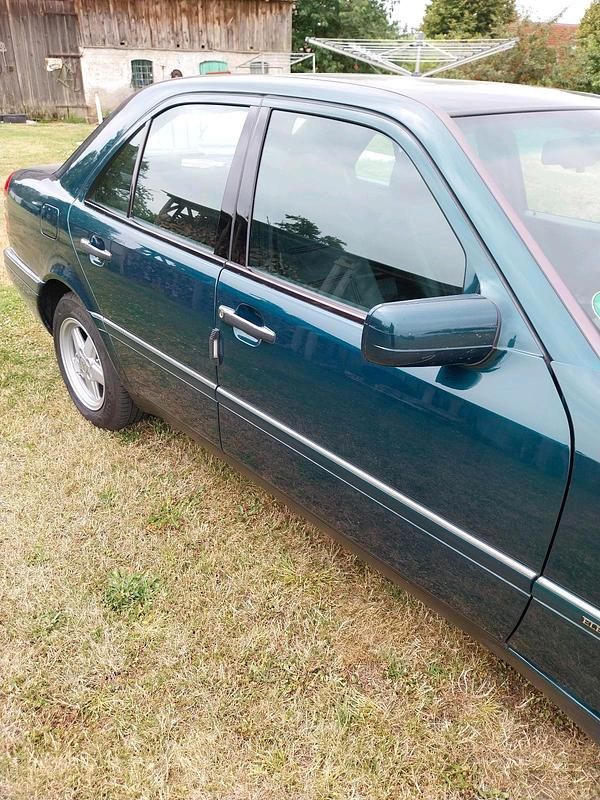 Gebraucht Mercedes C220 95 PS (69 kW) 1995 Grün Limousine