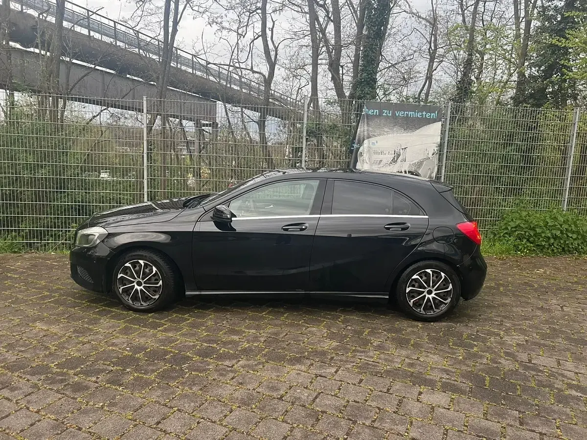 Gebraucht Mercedes A180 122 PS (89 kW) 2015 Schwarz Limousine