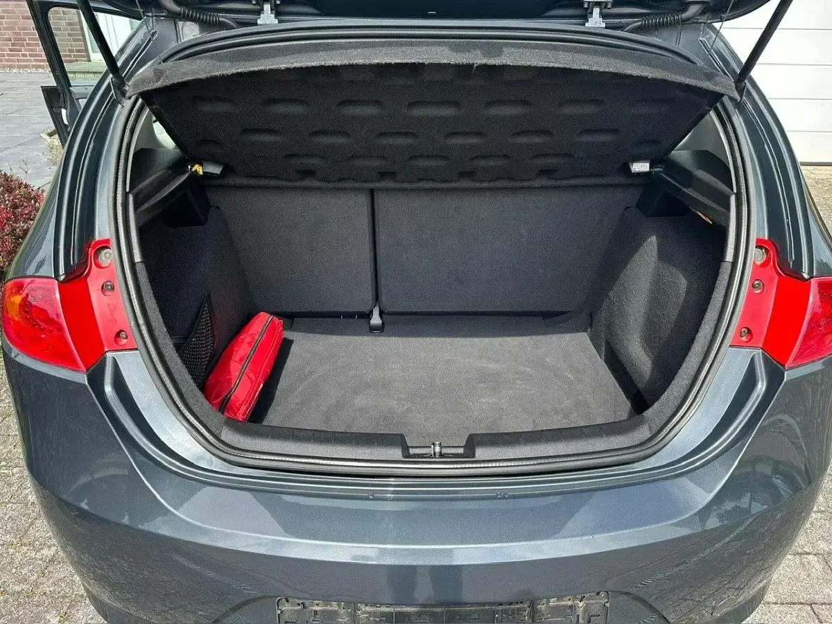 Używany Seat Leon 102 KM (75 kW) 2009 Srebrny Hatchback