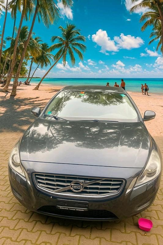 Grau Gebraucht 2016 Volvo V60 Momentum Kombi | 5.599 € - Bild 1/1