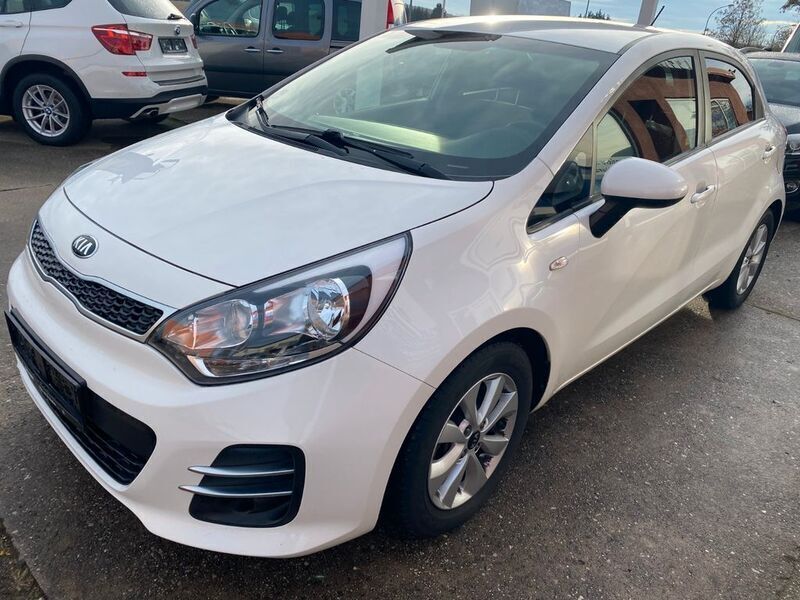 Weiß Gebraucht 2016 Kia Rio Spirit Limousine | 7.400 € (Fairer Preis) - Bild 1/4