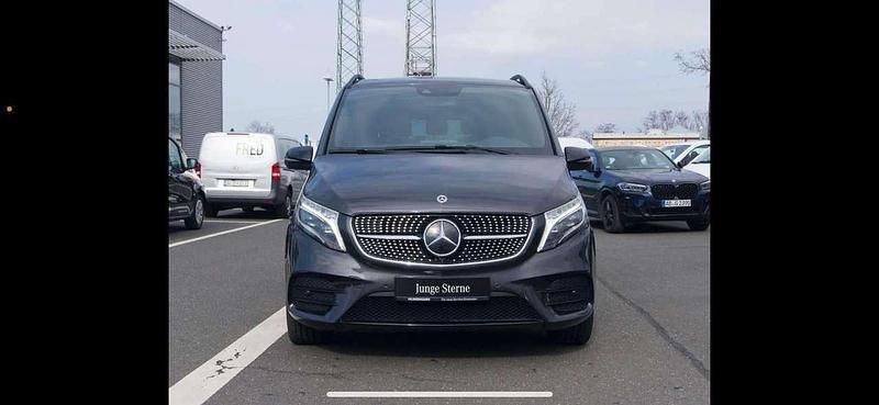 Grau Gebraucht 2021 Mercedes V300 Avantgarde Van / Kleinbus | 65.000 € - Bild 1/4