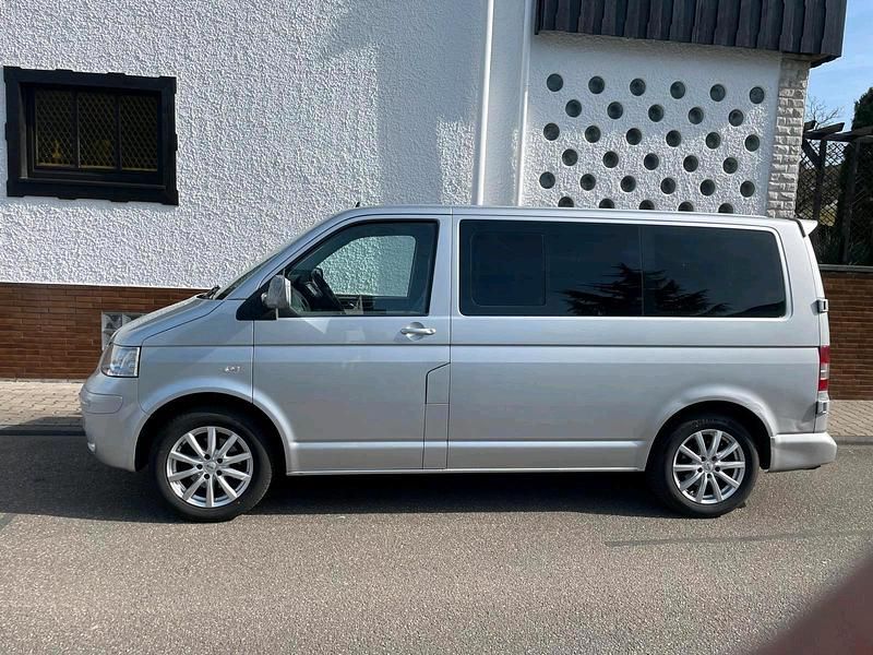 Gebraucht VW Caravelle 105 PS (77 kW) 2005 Silber Van / Kleinbus