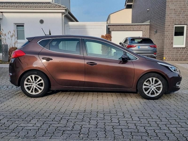 Gebraucht Kia Ceed 128 PS (94 kW) 2014 Braun Kleinwagen