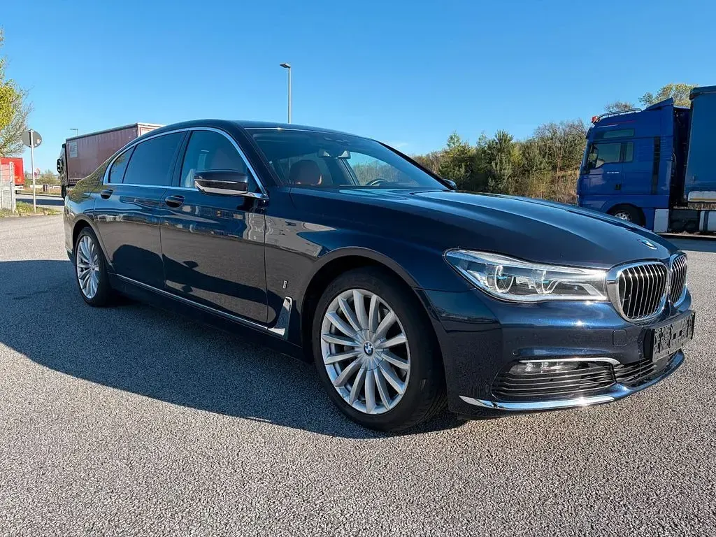 Gebraucht BMW 740 Sport Line 258 PS (189 kW) 2017 Blau Limousine