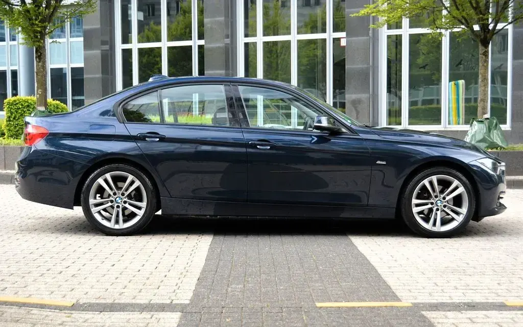 Gebraucht BMW 318 Sport Line 136 PS (100 kW) 2015 Blau Limousine