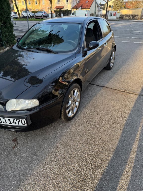Schwarz Gebraucht 2003 Alfa Romeo 147 Distinctive Kleinwagen | 4.300 € (Teuer) - Bild 1/4