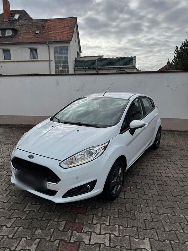 Gebraucht Ford Fiesta Trend 60 PS (44 kW) 2016 Weiß Kleinwagen