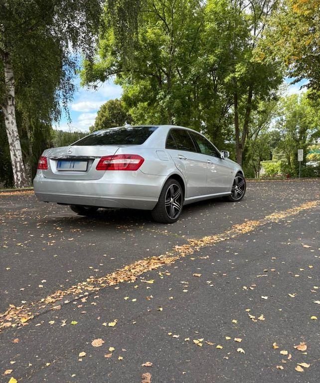 Silber Gebraucht 2010 Mercedes E200 Elegance Limousine | 7.700 € (Guter Preis) - Bild 1/4