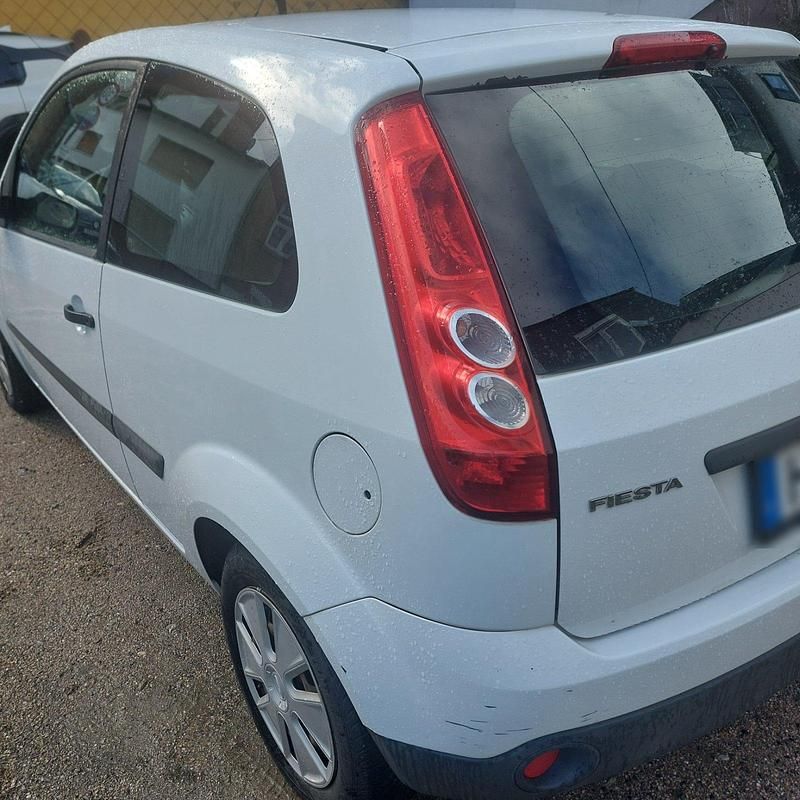 Gebraucht Ford Fiesta 44 PS (32 kW) 2007 Weiß Kleinwagen