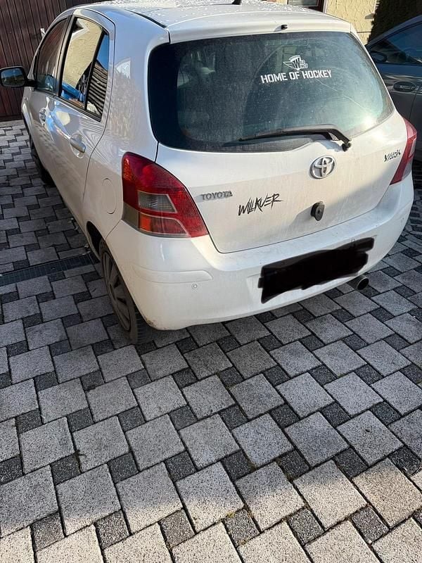 Weiß Gebraucht 2011 Toyota Yaris Kleinwagen | 3.000 € (Superpreis) - Bild 1/4