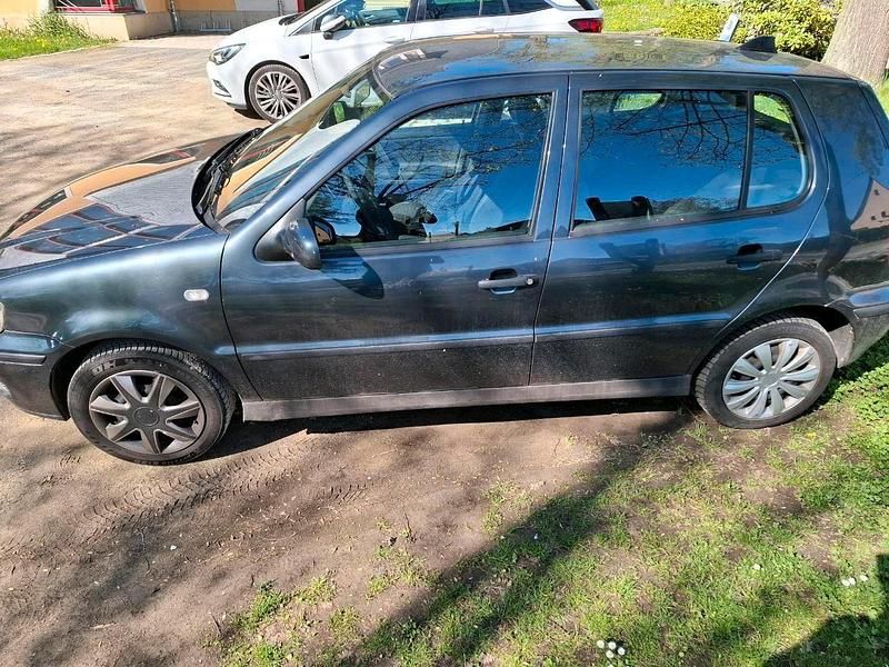 Grau Gebraucht 2000 VW Polo Kleinwagen | 350 € (Superpreis) - Bild 1/4