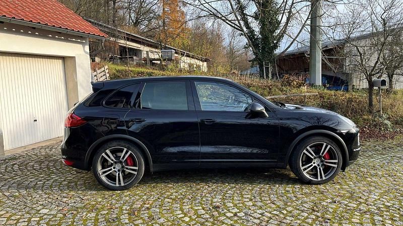 Schwarz Gebraucht 2011 Porsche Cayenne Turbo SUV | 25.000 € (Fairer Preis) - Bild 1/4