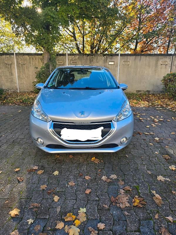 Grau Gebraucht 2013 Peugeot 208 Kleinwagen | 4.850 € (Fairer Preis) - Bild 1/4
