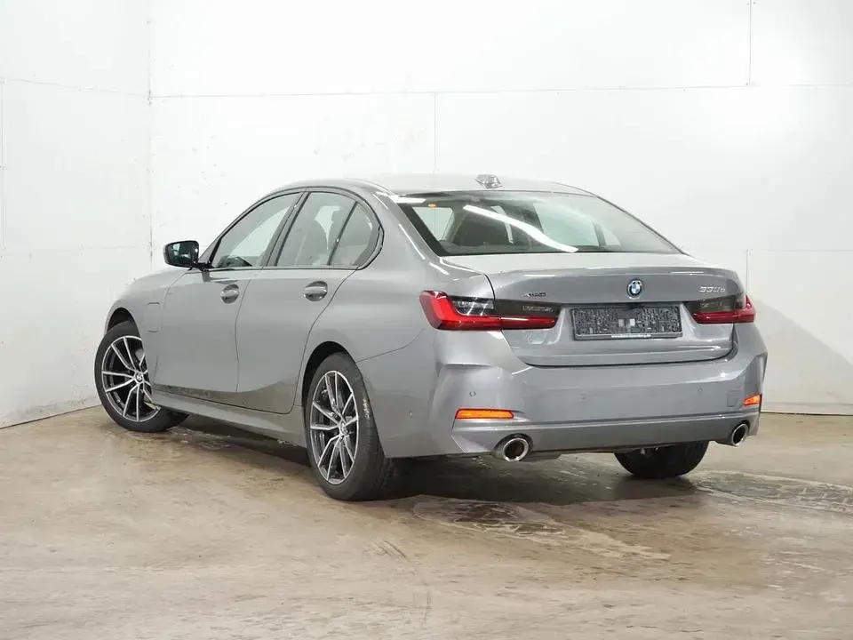 Gebraucht BMW 330e 292 PS (214 kW) 2024 Grau Limousine