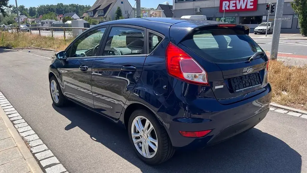 Gebraucht Ford Fiesta Trend 101 PS (74 kW) 2016 Blau Kleinwagen