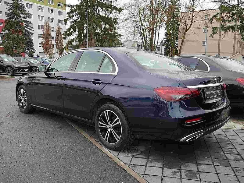 Gebraucht Mercedes E220 Avantgarde 200 PS (147 kW) 2022 Metalliclack nautikblau Limousine