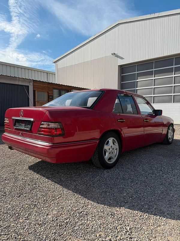 Brugt Mercedes E220 150 HK (110 kW) 1995 Rød Sedan