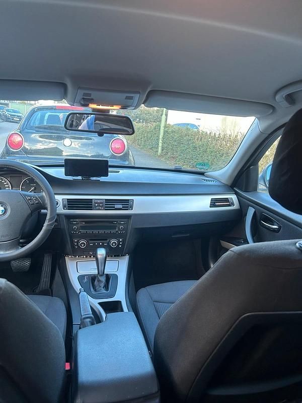 Gebraucht BMW 320 177 PS (130 kW) 2008 Grau Kombi