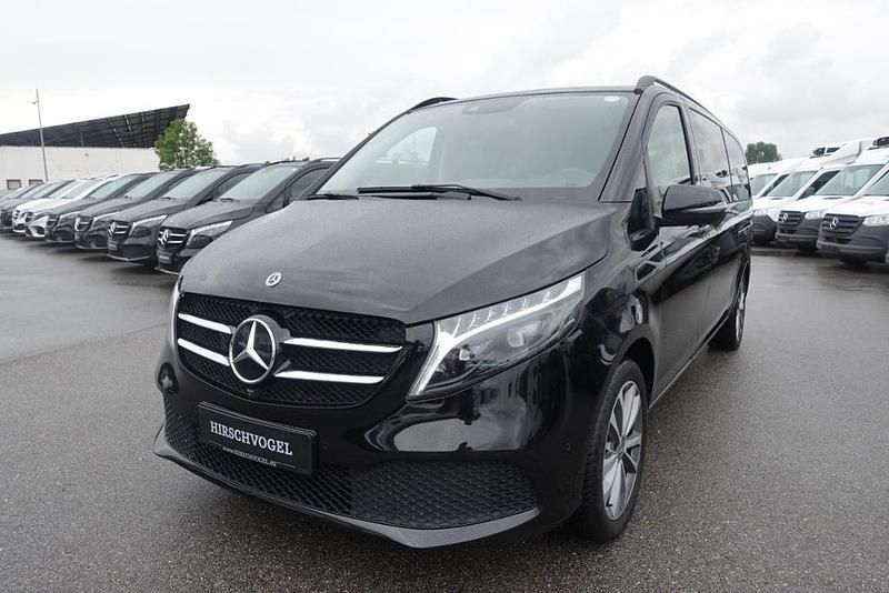 Gebraucht Mercedes V300 Avantgarde 237 PS (174 kW) 2023 Obsidianschwarz metallic Van / Kleinbus