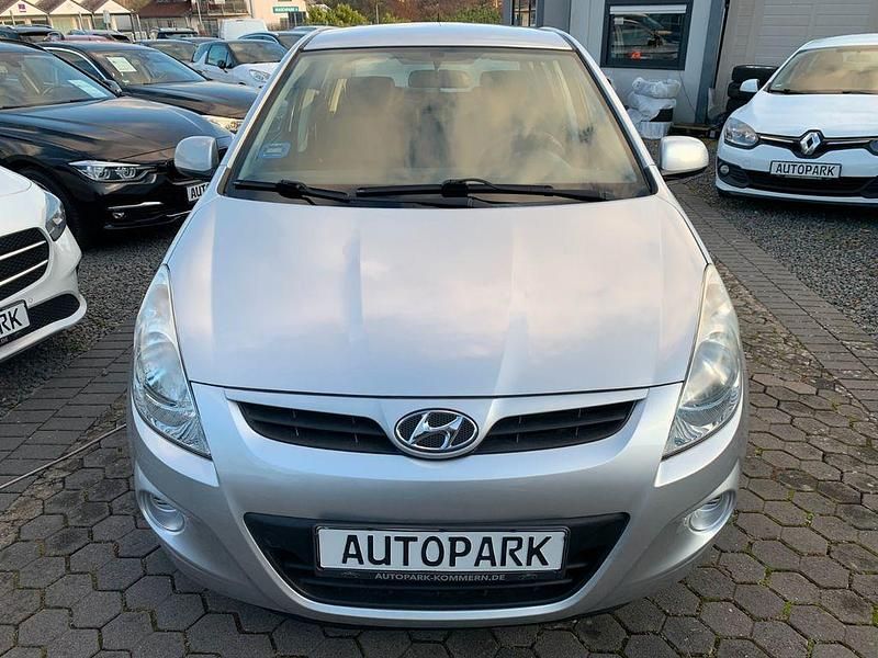 Gebraucht Hyundai i20 Edition 77 PS (56 kW) 2010 Silber Limousine