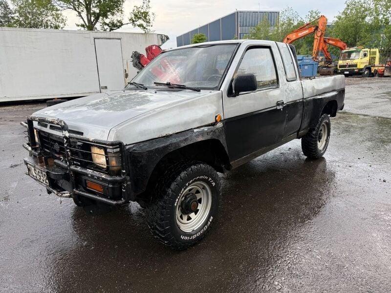 Schwarz Gebraucht 1990 Nissan King SUV | 2.850 € - Bild 1/4