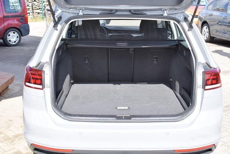 Gebraucht VW Passat Conceptline 150 PS (110 kW) 2022 Mondsteingrau Kombi