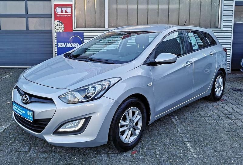 Silber Gebraucht 2015 Hyundai i30 Edition Kombi | 7.889 € (Fairer Preis) - Bild 1/4