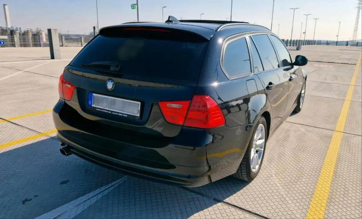 Gebraucht BMW 320 184 PS (135 kW) 2011 Schwarz Kombi