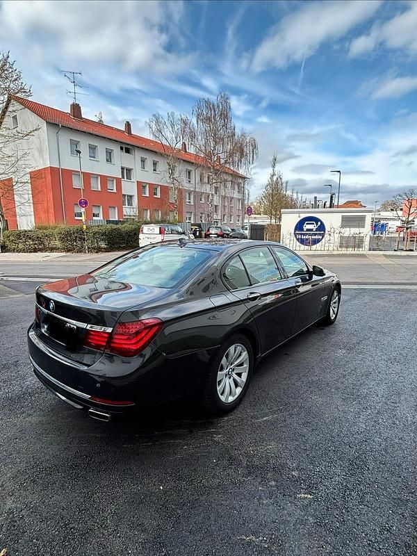 Gebraucht BMW 740 313 PS (230 kW) 2013 Grau Limousine