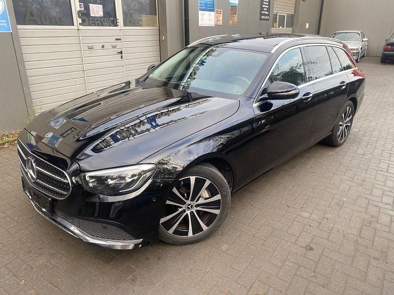 Gebraucht Mercedes E300 194 PS (142 kW) 2023 Schwarz Kombi