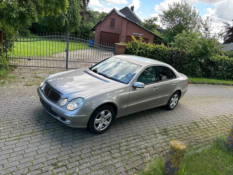Braun Gebraucht 2003 Mercedes E220 Limousine | 2.390 € (Superpreis) - Bild 1/4