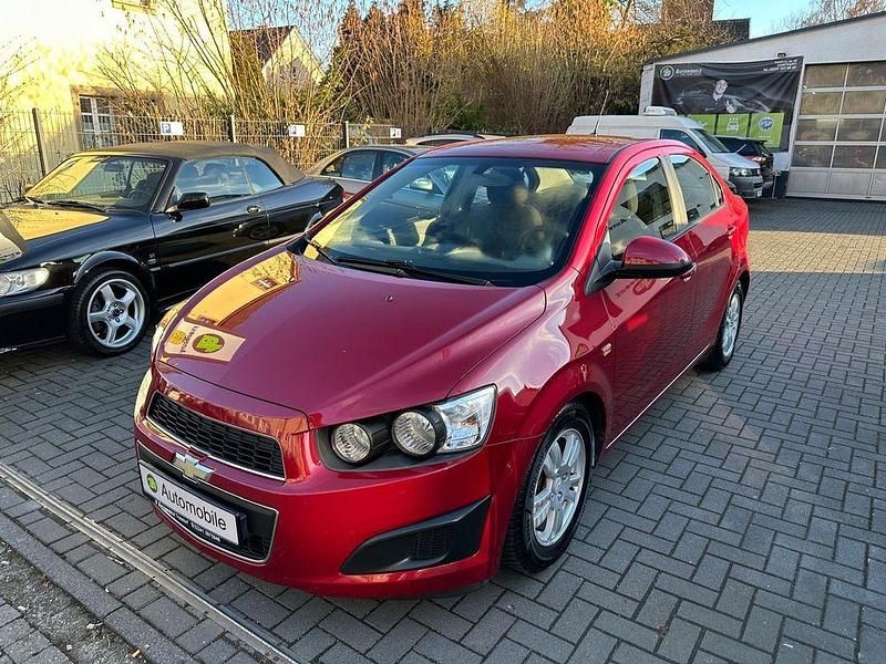 Gebraucht Chevrolet Aveo LT 101 PS (74 kW) 2013 Rot Limousine