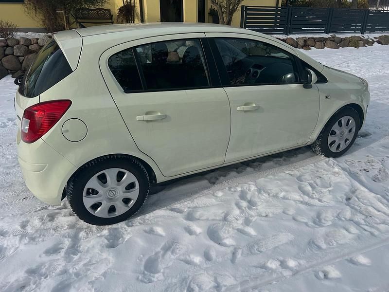 Gebraucht Opel Corsa 75 PS (55 kW) 2013 Weiß Kleinwagen