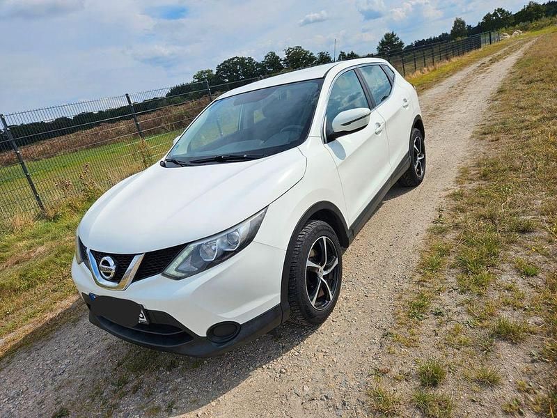 Weiß Gebraucht 2015 Nissan Qashqai Visia SUV | 6.999 € (Fairer Preis) - Bild 1/4