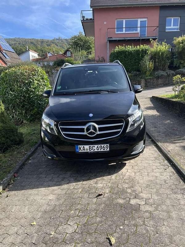 Schwarz Gebraucht 2015 Mercedes V250 Avantgarde Van / Kleinbus | 31.000 € (Guter Preis) - Bild 1/4