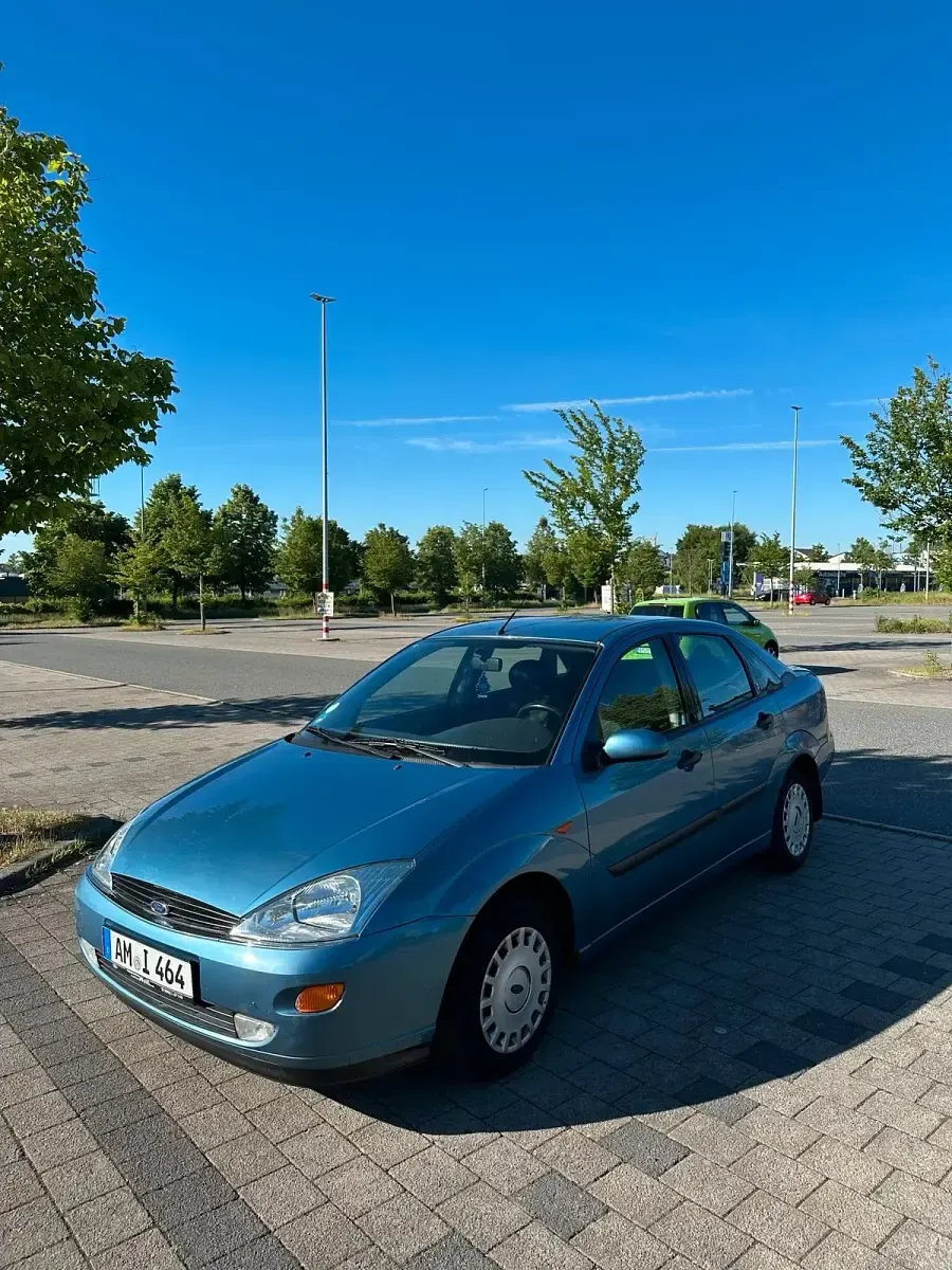 Begagnad Ford Focus 115 HK (84 kW) 2000 Blå Sedan
