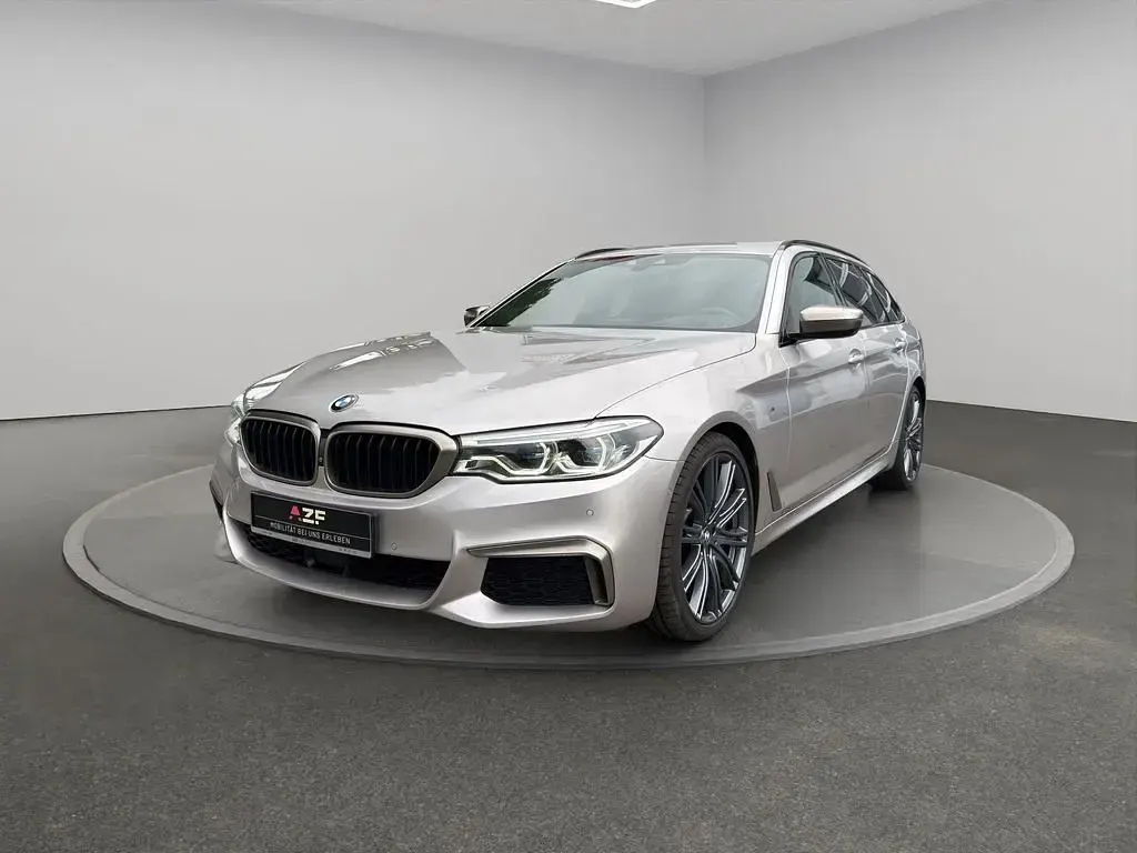 Gebraucht BMW M550 Performance 400 PS (294 kW) 2019 Rhodonitsilber metallic Kombi