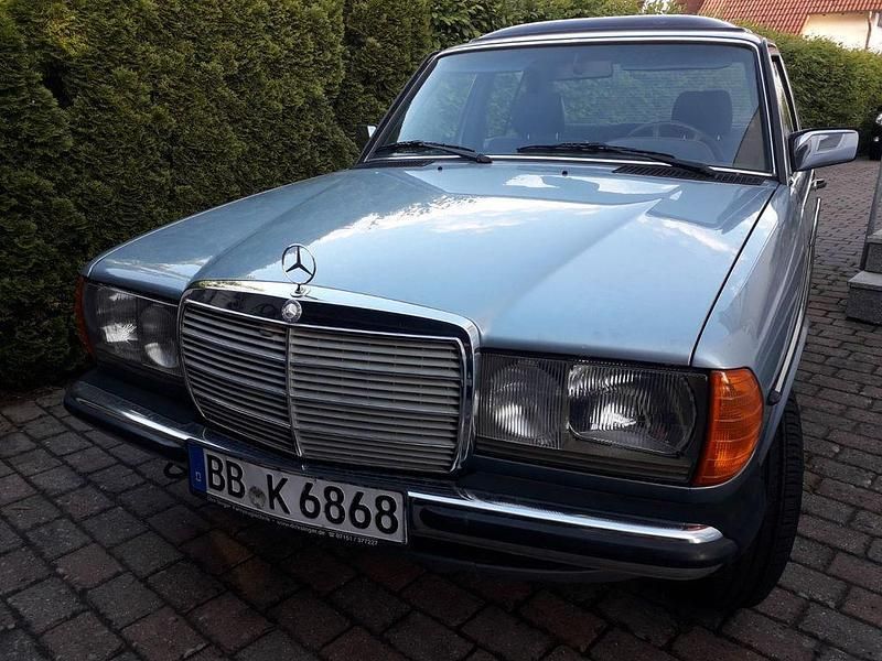 Gebraucht Mercedes E230 136 PS (100 kW) 1983 Blau Limousine