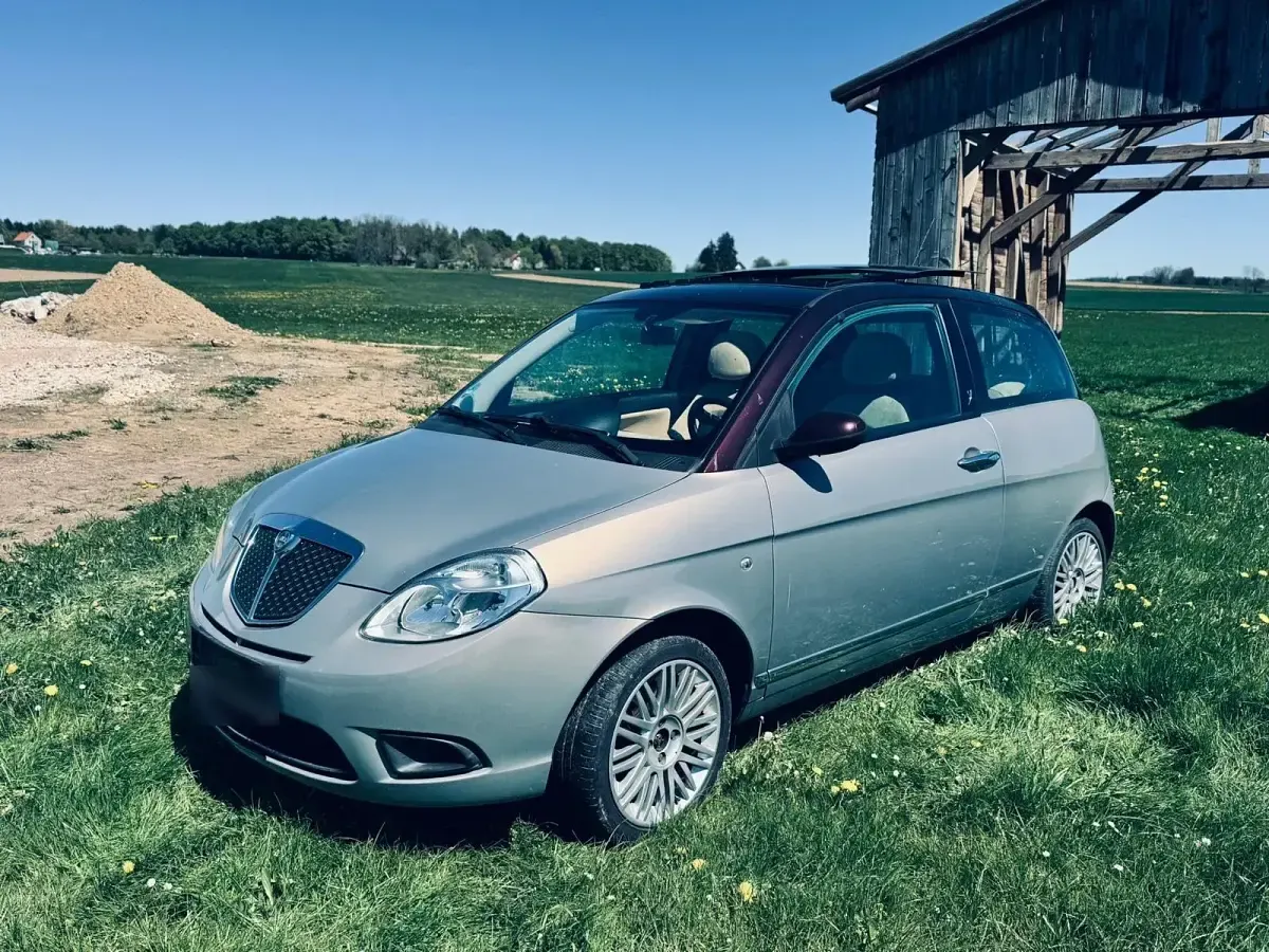 Second-hand Lancia Ypsilon 72 CP (52 kW) 2008 Andere farben Hatchback