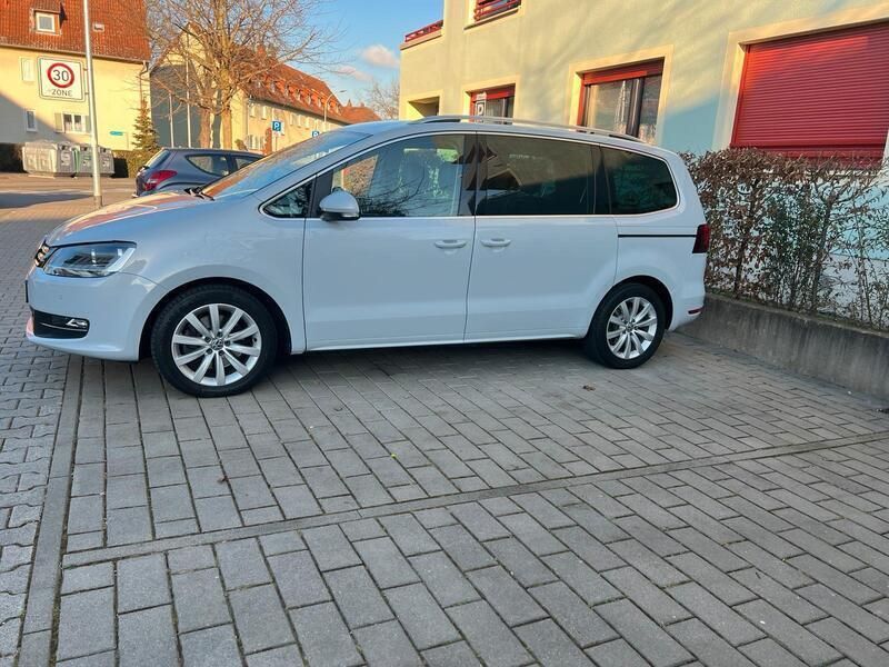 Weiß Gebraucht 2018 VW Sharan Highline Van / Kleinbus | 23.500 € (Teuer) - Bild 1/4
