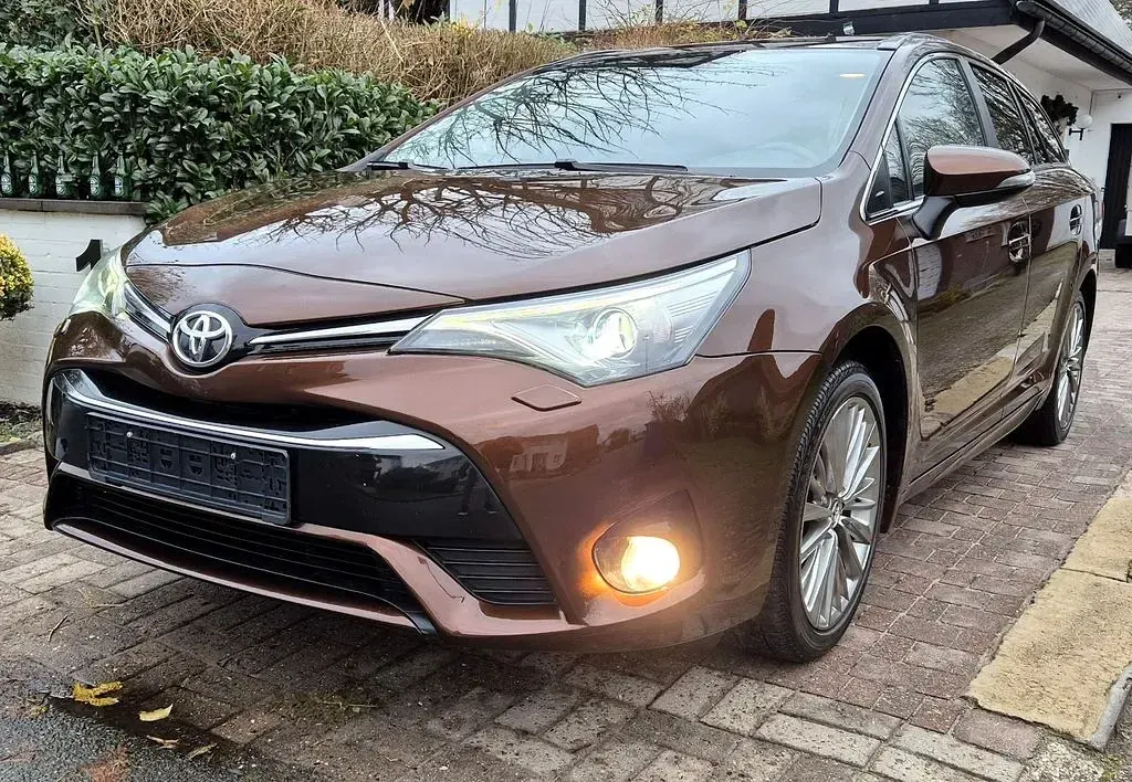 Gebraucht Toyota Avensis Edition-S 147 PS (108 kW) 2016 Braun Kombi