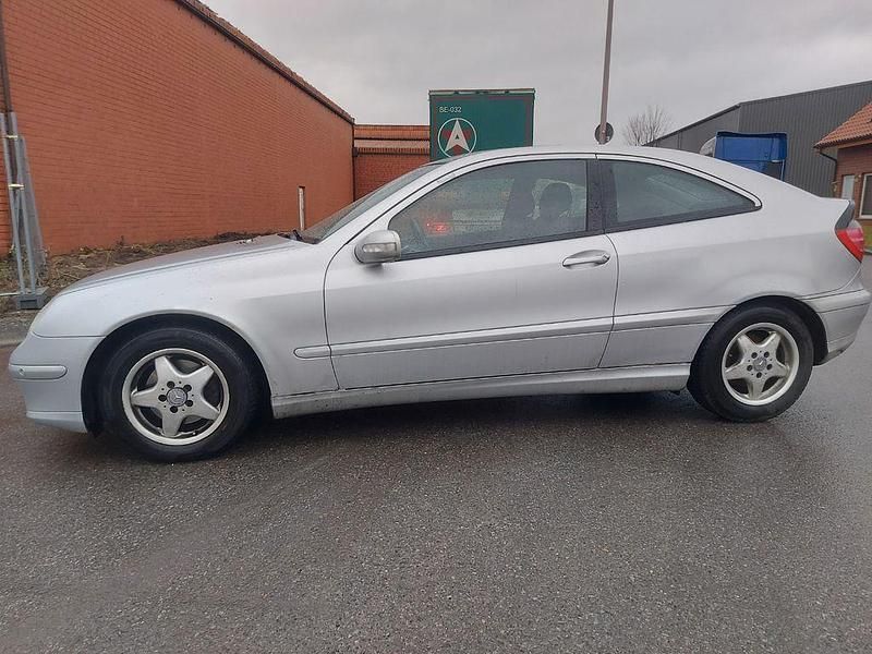 Gebraucht Mercedes C180 129 PS (94 kW) 2002 Grau Coupé
